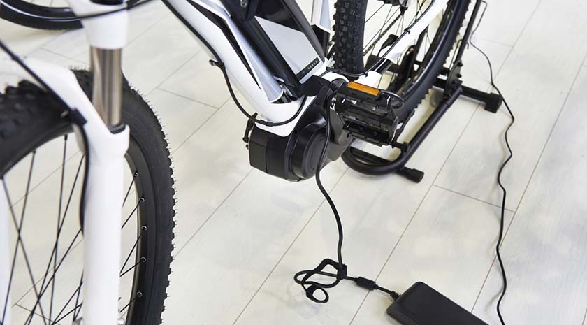 bicicleta elétrica com carregador